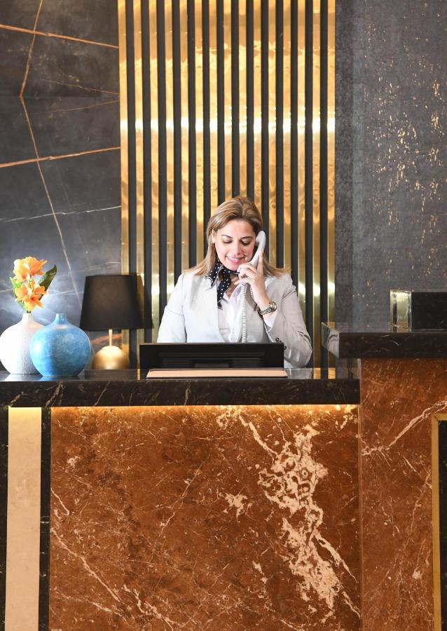 Tolip Gardens Hotel カイロ エクステリア 写真 A hotel receptionist
