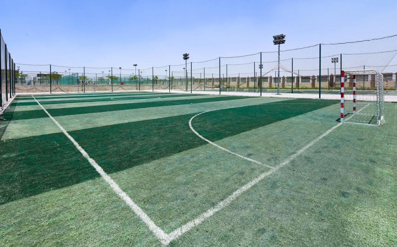 Tolip Gardens Hotel カイロ エクステリア 写真 A handball court